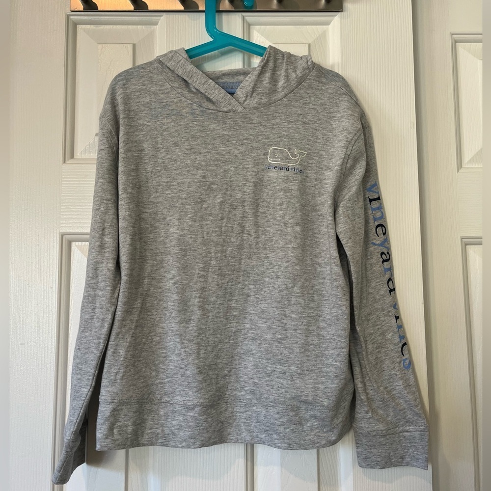 Vineyard Vines lightweight hooded long sleeve t in M (10-12)